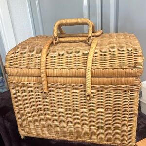 Vintage Picnic Basket Set complete w/plates, wine glasses flatware & linens.